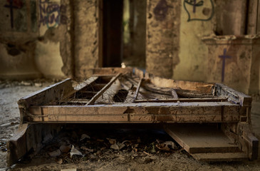 Fototapeta premium grand piano in the abandoned house