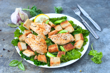 Hähnchen-Brotsalat