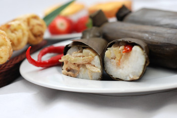 Fasting appetizers made from rice containing pieces of chicken and vegetables
