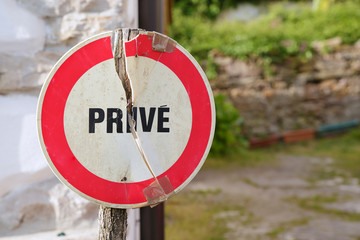 Old sign with the word private written in french