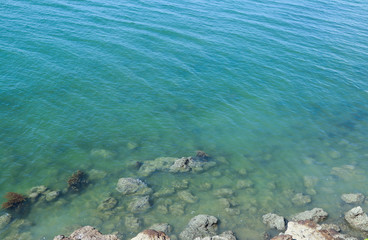 Obraz premium Aerial view of clear green blue sea water surface. The natural art background and template. 