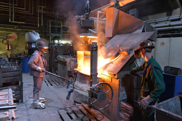 Arbeiter in einer Giesserei am Hochofen - Arbeitsplatz Industrie // Worker in a foundry at the blast furnace - Workplace Industry - obrazy, fototapety, plakaty