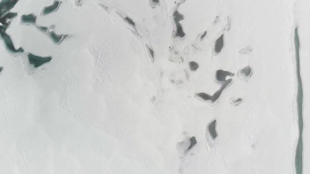 Lac gel&eacute; de Tignes au printemps 2019, Savoie, France - S&eacute;quence d'un drone en vol 4K (UHD)