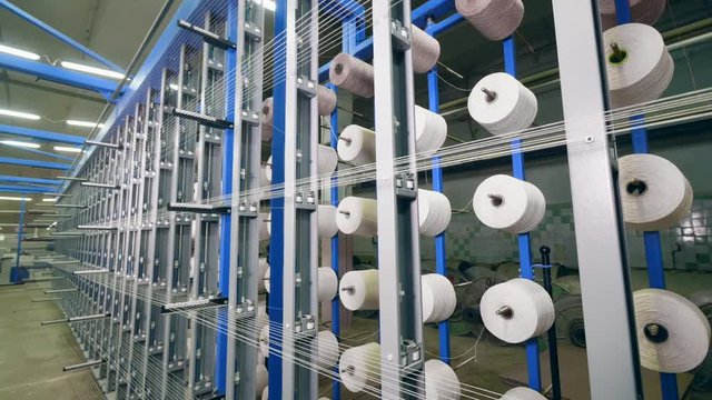 Tailoring loom with static darning bobbins