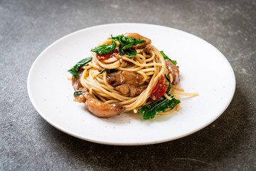 stir-fried spaghetti with chicken and basil