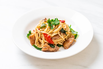 stir-fried spaghetti with chicken and basil