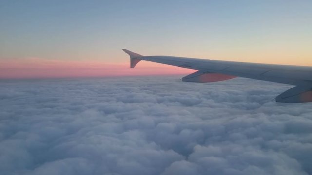 Blick aus einem Flugzeug auf die Tragfl&auml;che