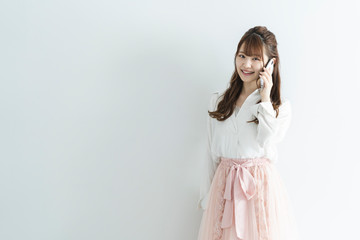 携帯電話を使う女性