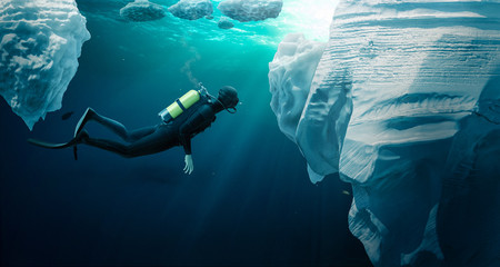Diver ecploring the pack ice © Sven Bachstroem