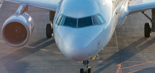 Fototapeta premium Flugzeug Abfertigung an einem Gate beim Hamburger Flughafen