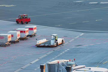 Flugzeug Abfertigung an einem Gate beim Hamburger Flughafen