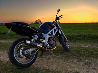 Coucher de soleil à moto