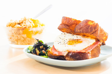 朝食・目玉焼きの食パン