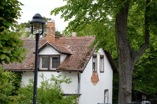 haus renovierungsbedr&uuml;ftig