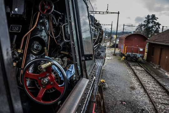Blick aus dem F&uuml;hrerstand einer alten Dampflokomotive