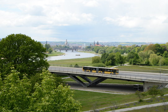 dresden panorama stadt altstadt waldschl&ouml;sschenbr&uuml;cke mit linienbus