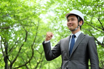 ゼネコン　建築関係の男性　信頼　新緑の公園　二十代　三十代