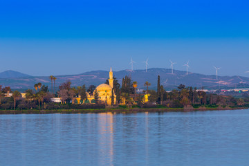 Obraz premium The ancient Hala Sultan Tekke or Mosque of Umm Haram in the Islamic religion is a Muslim shrine. Salt lake in Larnaca. Cyprus.