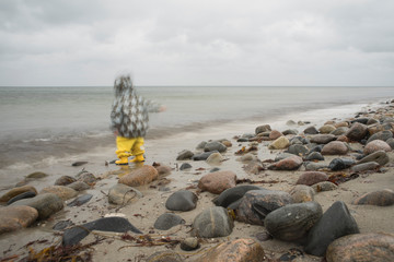 Fototapeta na wymiar Steine schmeißen am Meer