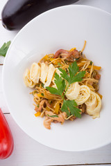 Stir-fried noodles served with egg omelette