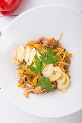 Stir-fried noodles served with egg omelette