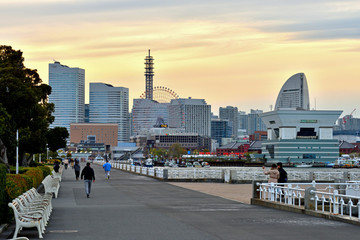 夕方の横浜山下公園から眺めるみなとみらい