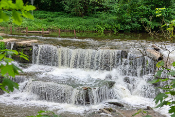 Fototapeta premium Das Chrysopas-Wehr in der Schwarza, Bad Blankenburg, Thüringen, Deutschland