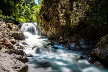Bach mit Wasserfall in Langzeitbelichtung