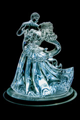 Bride and groom figurines. Figurines dancing at a wedding cake