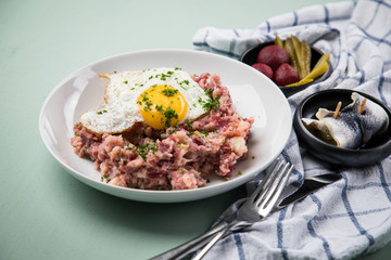 Norddeutscher Hamburger Labskaus mit Rindfleisch Corned Beef, Rote Beete, Kartoffeln, Saure Gurken,...