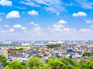 青空が広がる住宅街	