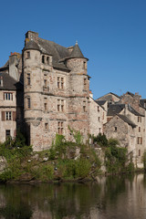 Fototapeta na wymiar Le vieux palais d'Espalion au bord du Lot (département de Aveyron)
