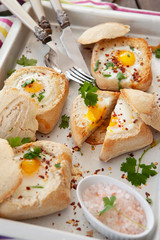 Eier in Broetchen gebacken