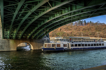 Tschech Brücke, Cech Brücke in Prag mit Schiff