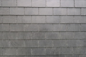 Tuiles en ardoise grise (détail de toit)