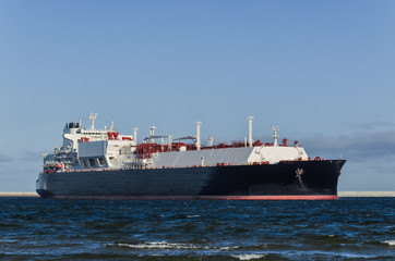 LNG TANKER - A ship with a gas load goes to the port © Wojciech Wrzesień