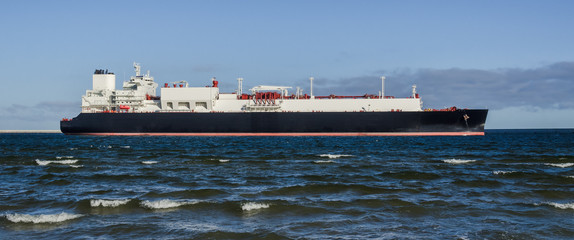 LNG TANKER - A ship with a gas load goes to the port © Wojciech Wrzesień