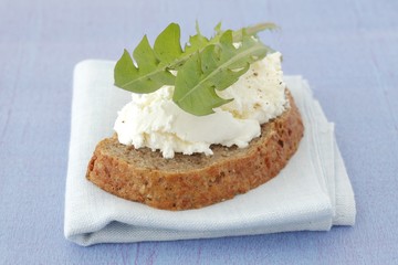Bread with quark and dandelion leaves