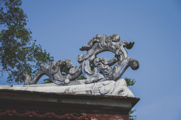 Obraz premium statue on the roof of ancient home