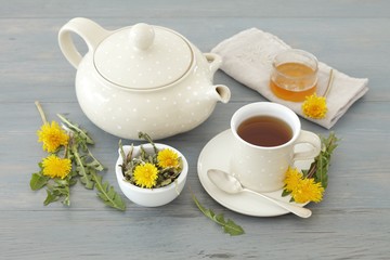 Obraz na płótnie Canvas Dandelion tea in cup and tea pot