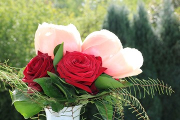 Ein Blumenstrauß in der Natur mit Pfingstrosen und Rosen