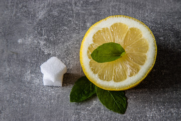 Cytryna z liśćmi mięty oraz kostkami cukru © andsko