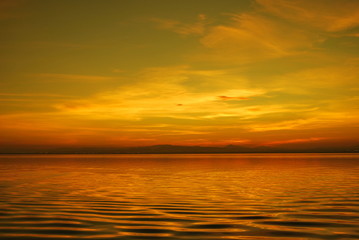Obraz na płótnie Canvas Sunset in the mediterranean lake