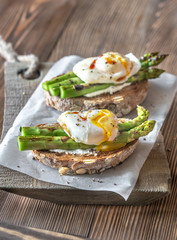 Sandwich with asparagus and egg