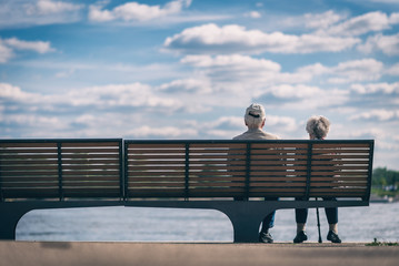 Rentnerpaar sitzt auf einer Bank