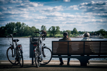 Rentnerpaar sitzt auf einer Bank