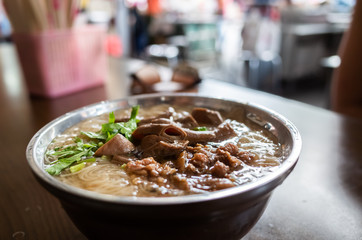 thin noodles with pork intestine