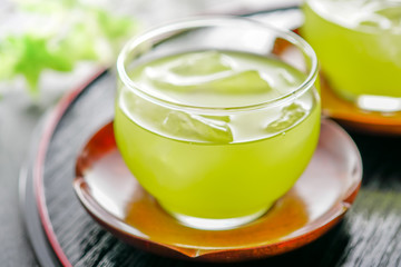 冷たい緑茶