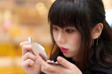 化粧直し・メイク直しする女性