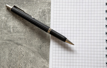 Notes oraz długopis na betonowym tle